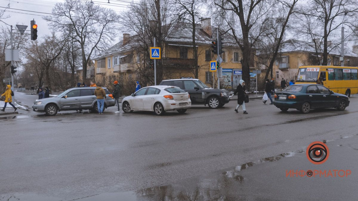В Днепре на Калиновой столкнулись Daewoo, Chevrolet и Subaru: образовалась пробка, троллейбусы стоят