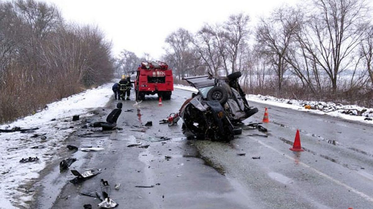На трассе в Днепропетровской области столкнулись Fiat и Ford: женщину зажало в смятой машине
