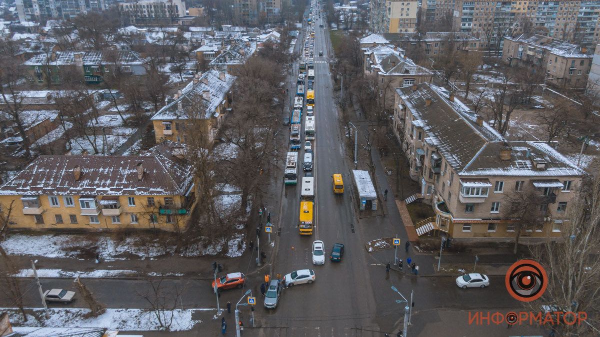 Переходят на "красный" и перебегают в неположенном месте: видео того, как пешеходы Днепра нарушают
