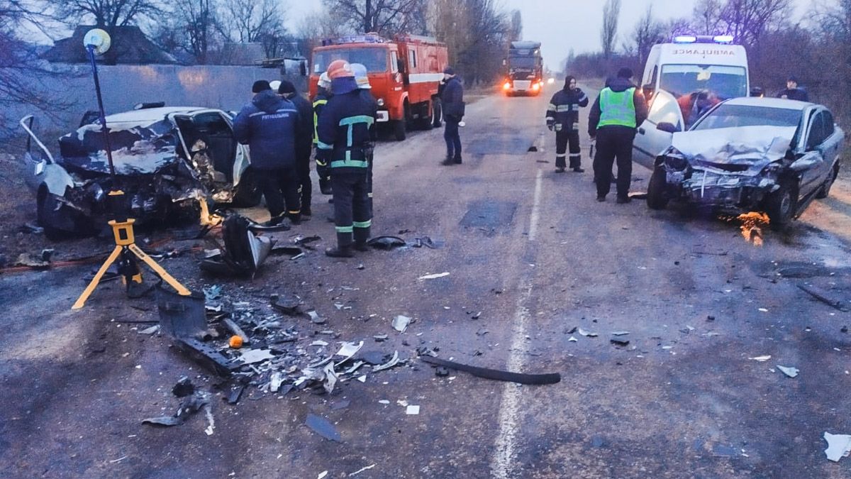 На трассе в Днепропетровской области в ДТП погиб мужчина, двое человек пострадали: поиск свидетелей