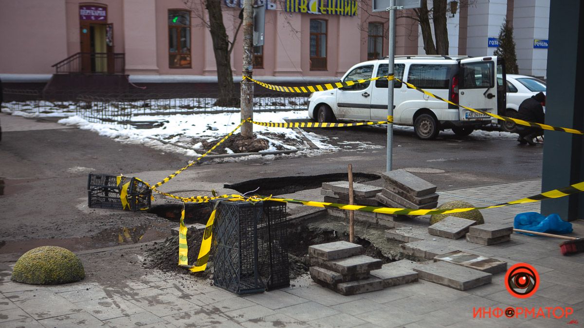 В Днепре на Рабочей провалился асфальт