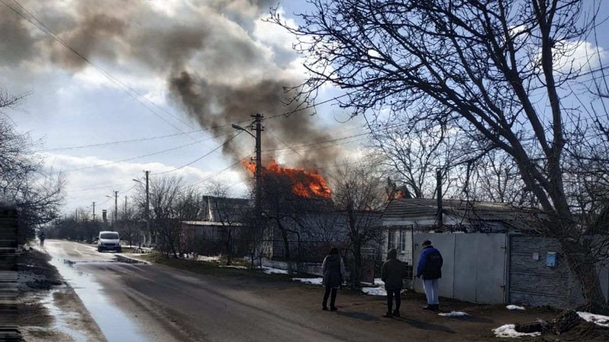 В Днепре на Рожковой полыхала крыша частного дома