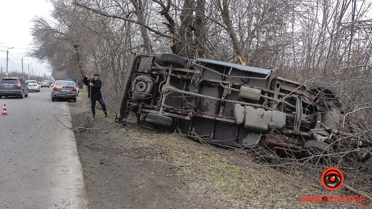 В Днепре возле Самарского моста перевернулся грузовой автомобиль Mercedes