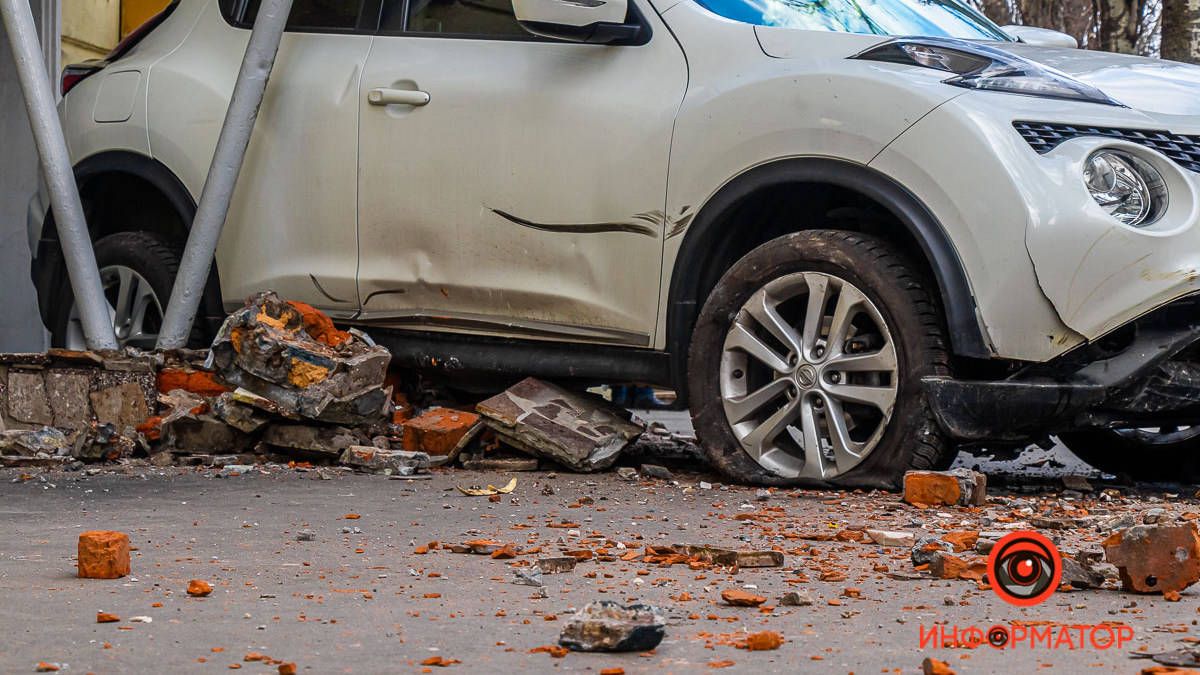 В Днепре на улице Гончара Nissan cбил людей на тротуаре: видео момента