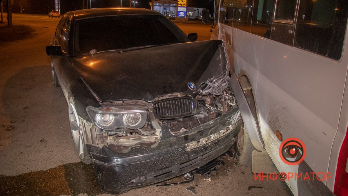 В Днепре на Запорожском шоссе BMW въехал в микроавтобус: видео момента аварии
