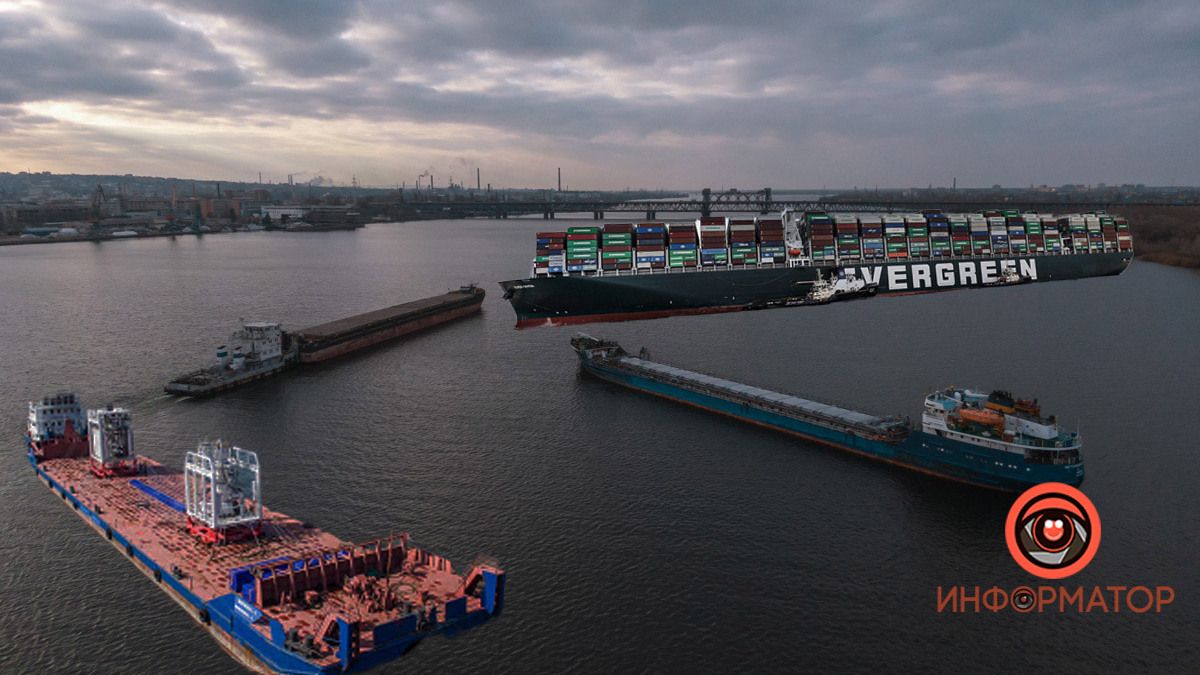 На Днепре под Амурским мостом баржа села на мель и перегородила проход грузовым суднам