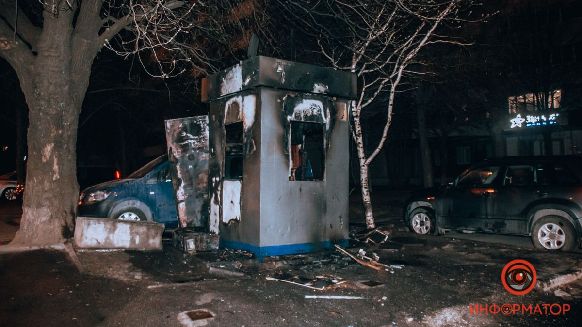 В Днепре на Рабочей горела охранная будка на стоянке: огонь повредил несколько машин