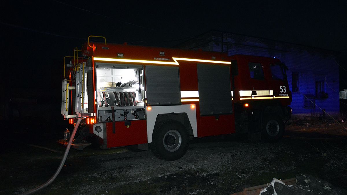 Под Днепром в металлическом ангаре сгорели стройматериалы
