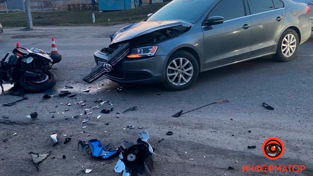 В Подгородном Volkswagen столкнулся с мотоциклом: нужна помощь свидетелей