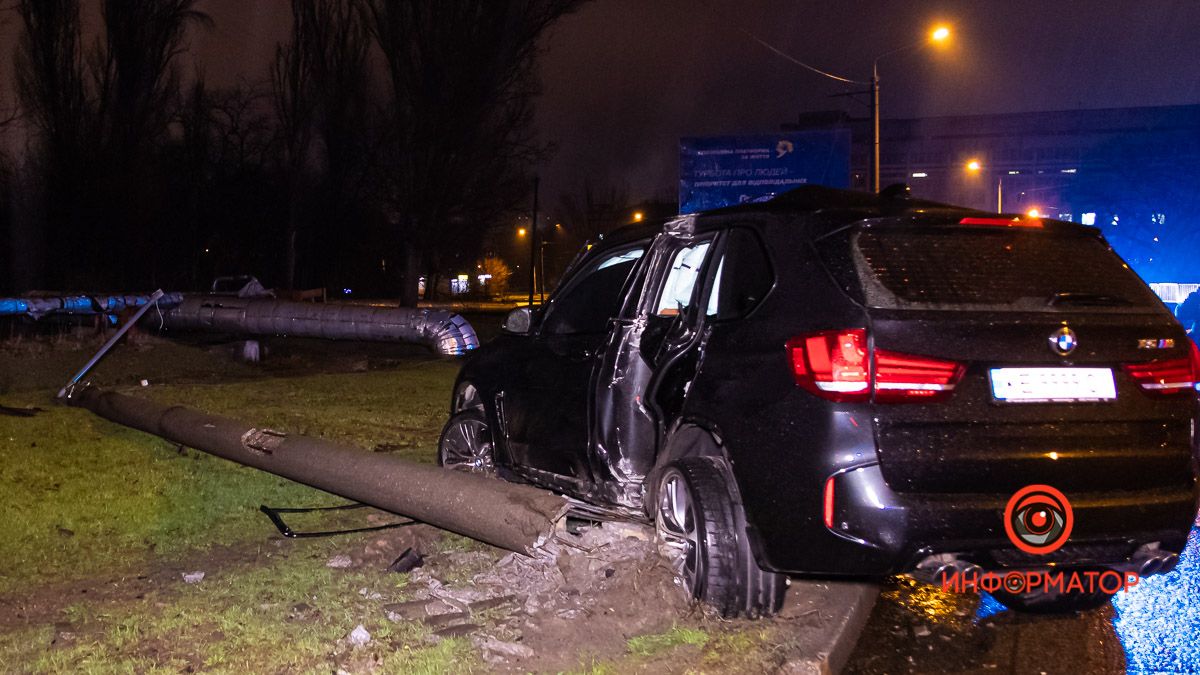 В Днепре на Космической BMW снес столб: водитель скрылся