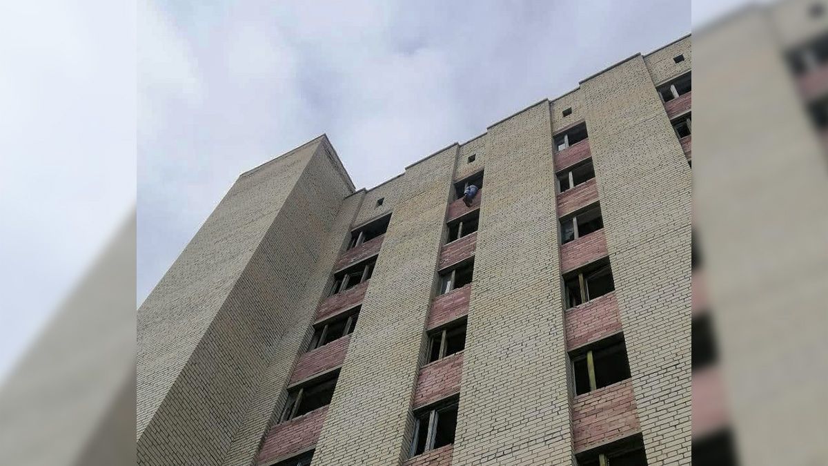 В Павлограде 25-летний парень собирался спрыгнуть с 9-го этажа: его спасли полицейские