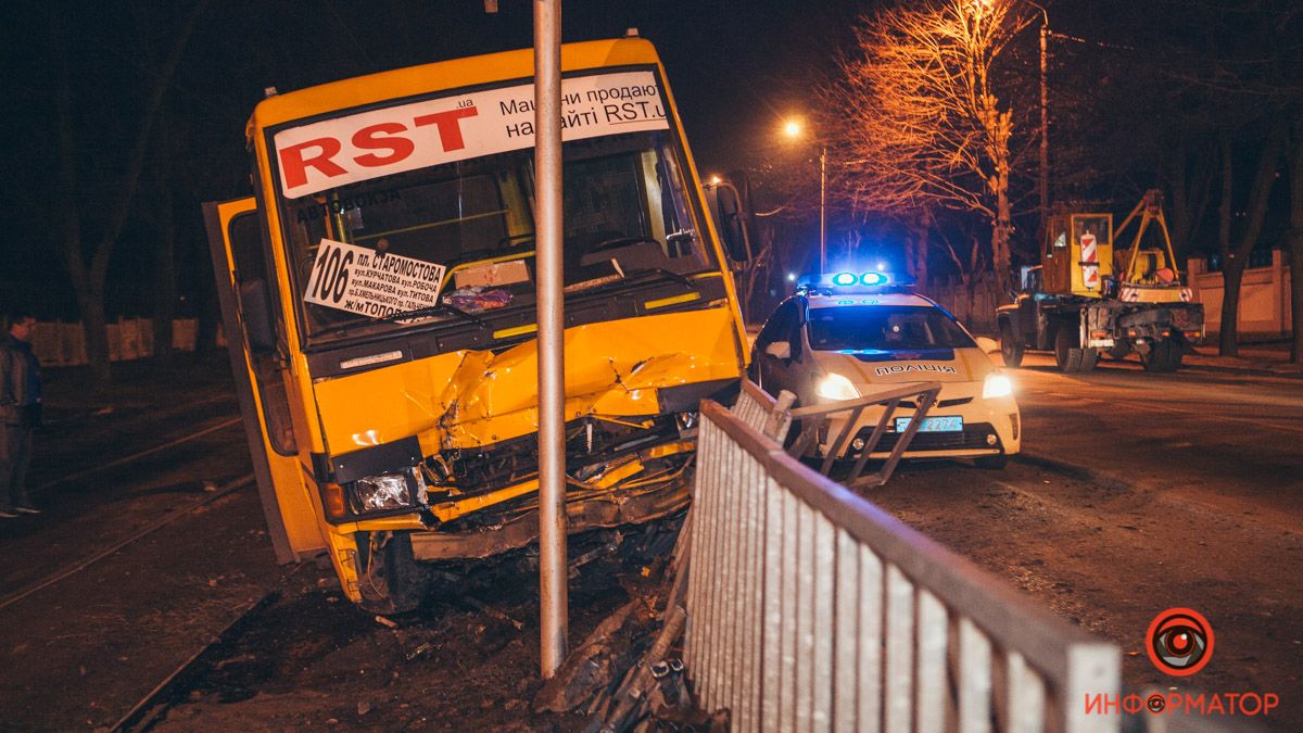 В Днепре на Титова маршрутка 106 въехала в ограждение