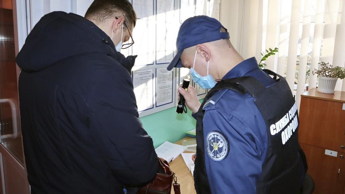 Ножи, фаеры и патроны: что жители Днепра и области приносят в суд