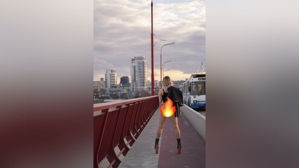 Фото дня: в Днепре на Новом мосту снова разделась женщина