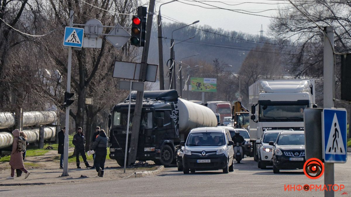 В Днепре на Космической фура с нечистотами въехала в столб