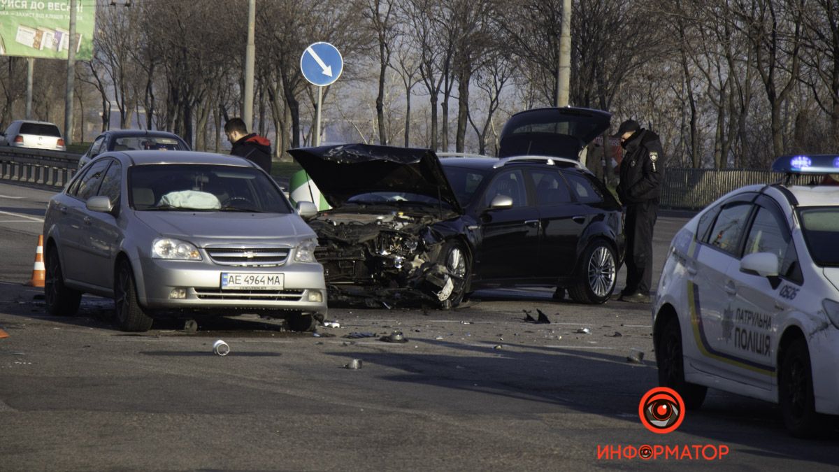 В Днепре на Набережной Заводской столкнулись Alfa Romeo и Chevrolet: проезд затруднен