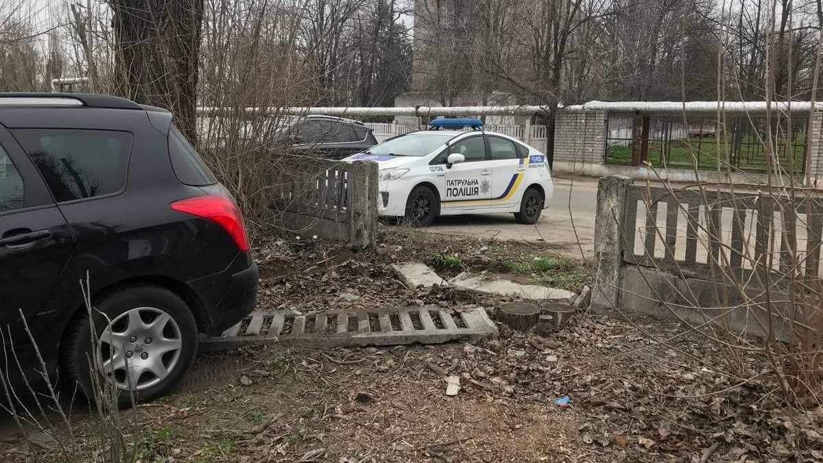 В Днепре водитель Peugeot протаранил забор Индустриального суда