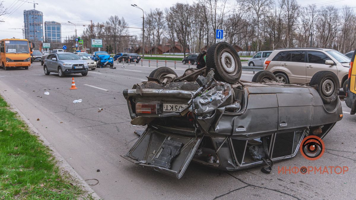 В Днепре на Набережной Победы столкнулись Nissan и ВАЗ: нужна помощь свидетелей