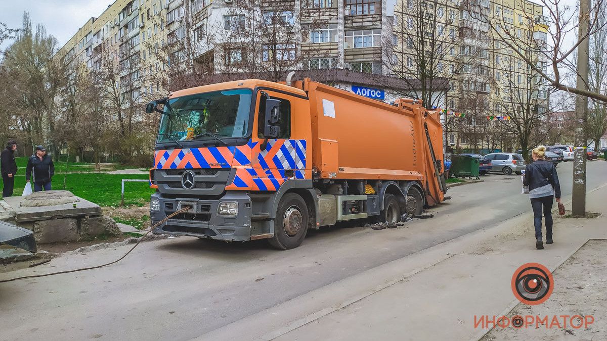 В Днепре на Победе под мусоровозом провалился асфальт