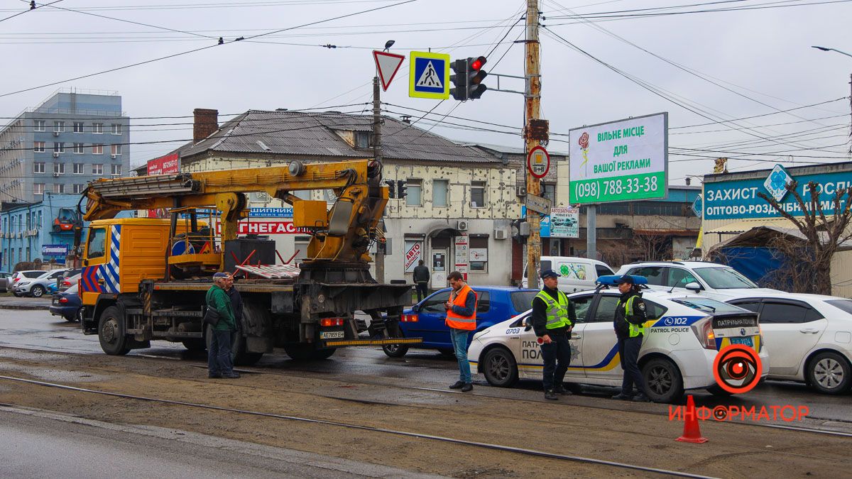 В Днепре на Белелюбского женщина попала под колеса автокрана: ее забрала скорая