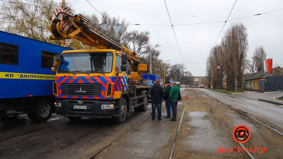 В Днепре на Белелюбского женщина попала под колеса автокрана: видео момента