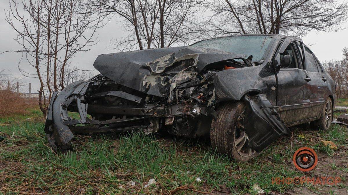 В Днепре на Далекой водитель Mitsubishi въехал в яму и врезался в дерево: мужчина в тяжелом состоянии