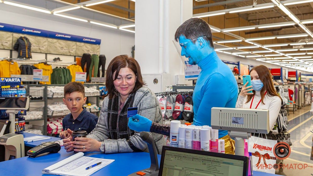 В "Караване" поселился джинн, который оплачивает покупки жителей Днепра