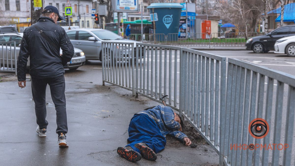 В центре Днепра мужчине стало плохо: люди просто проходили мимо