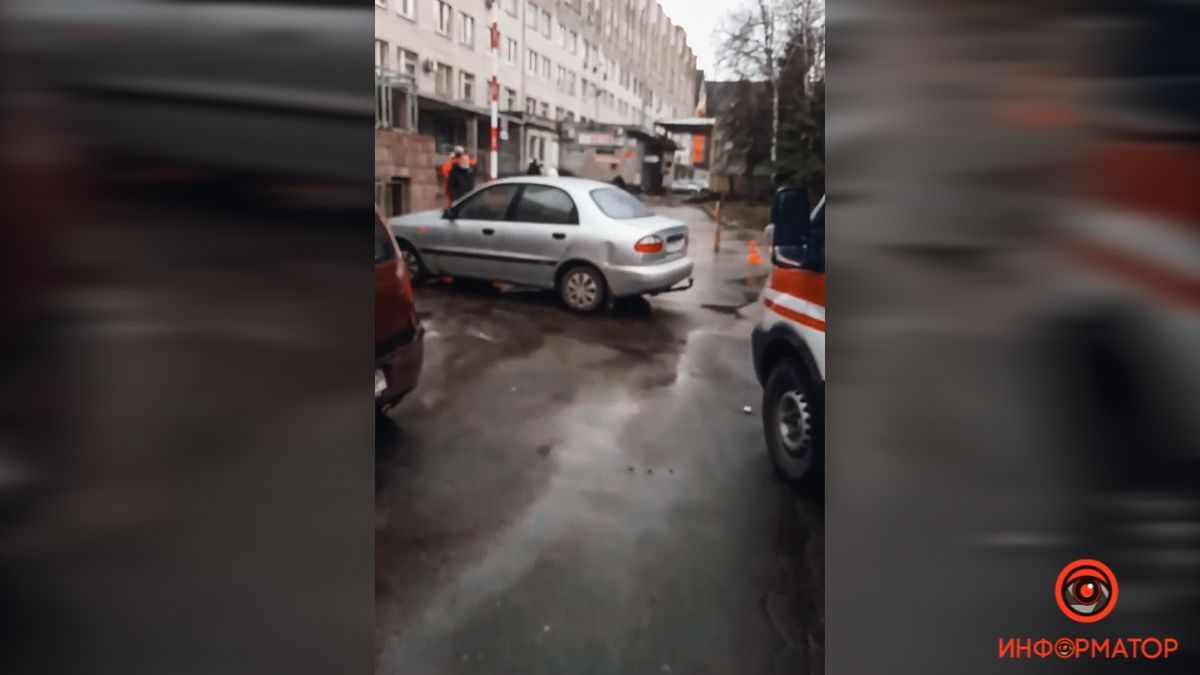 В Днепре автомобилисты заблокировали подъезд скорой к приемному отделению областной детской больницы