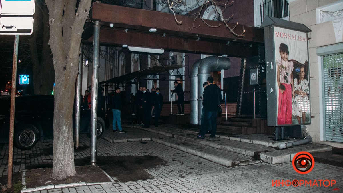 В Днепре на Соборной площади прошли обыски в ресторане, где палестинцы праздновали Рамадан