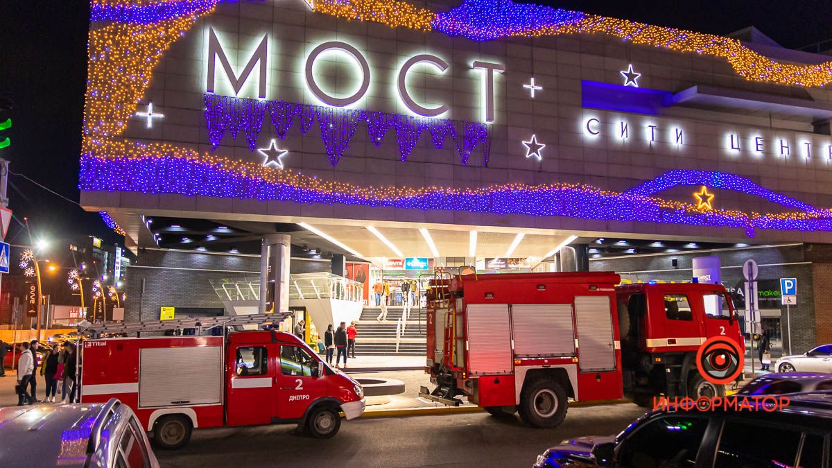 Полиция и спасатели возле ТЦ «МОСТ-сити» в Днепре: что происходило
