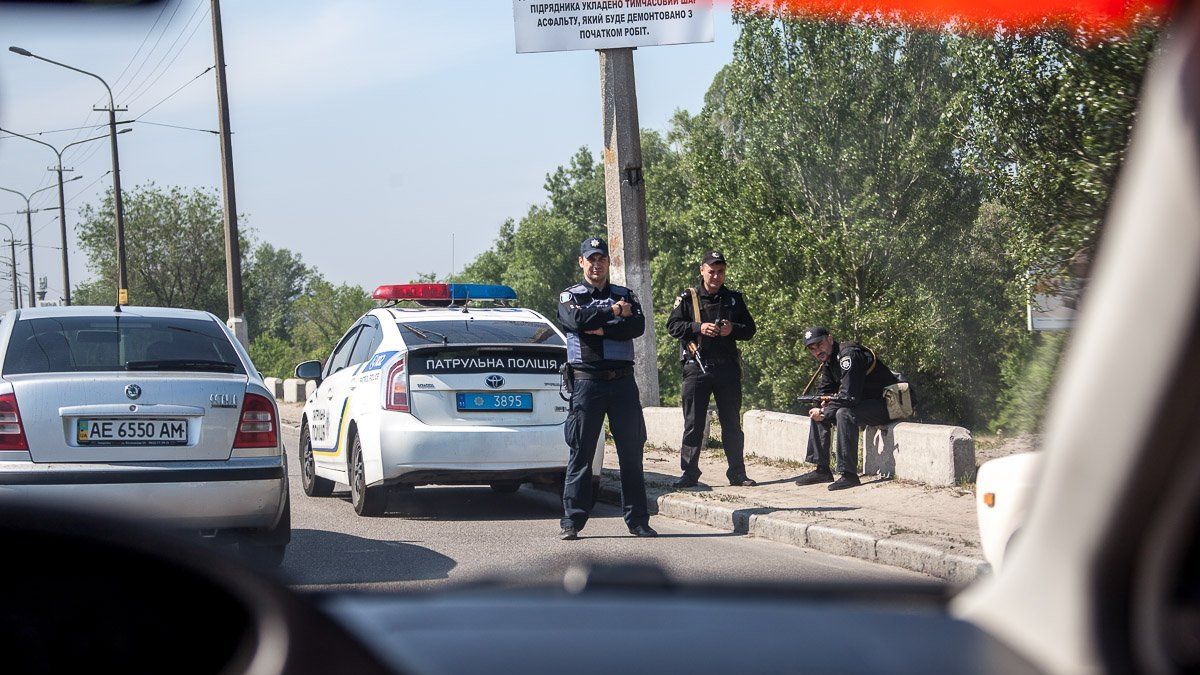 На предприятии Днепра мужчины украли полмиллиона из авто и скрылись, разрушив ограждение: ввели план "Перехват"