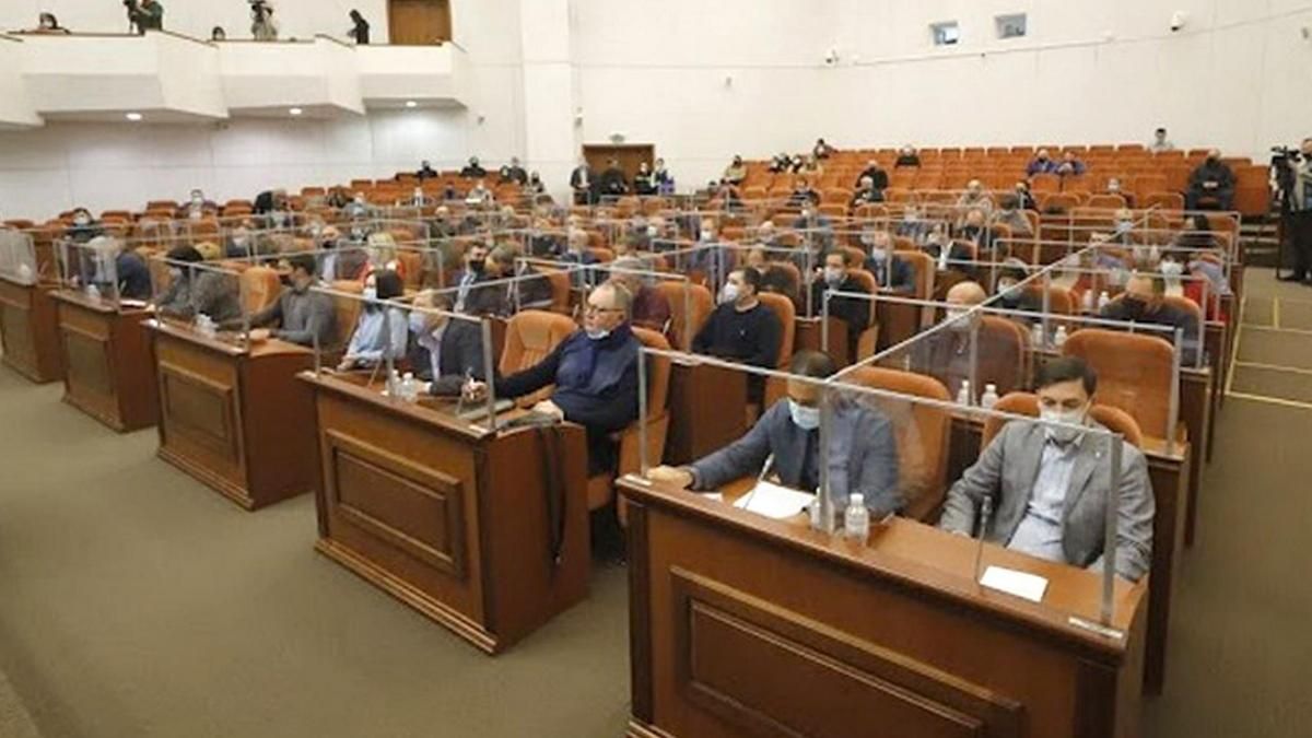 Стоит ли реконструировать парки и ремонтировать больницы в Днепре: депутат Хмельников спорит с коллегами от «Слуги народа»