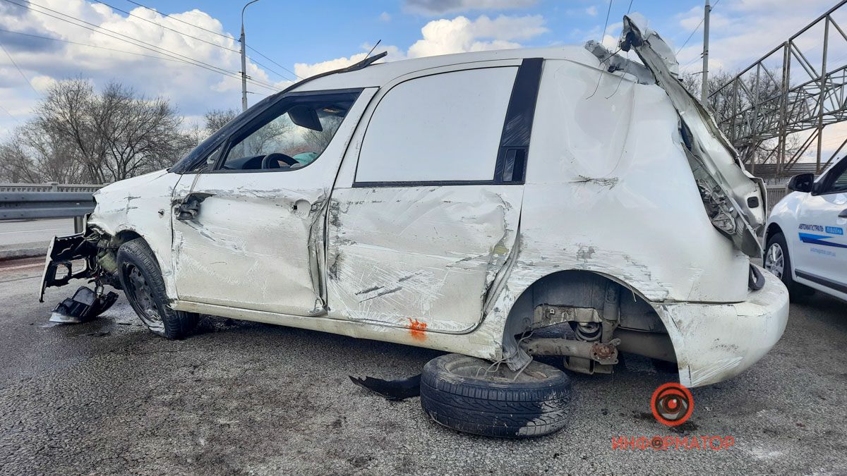 В Днепре на Набережной Заводской Skoda врезался в ограждение: мужчина вылетел из окна авто