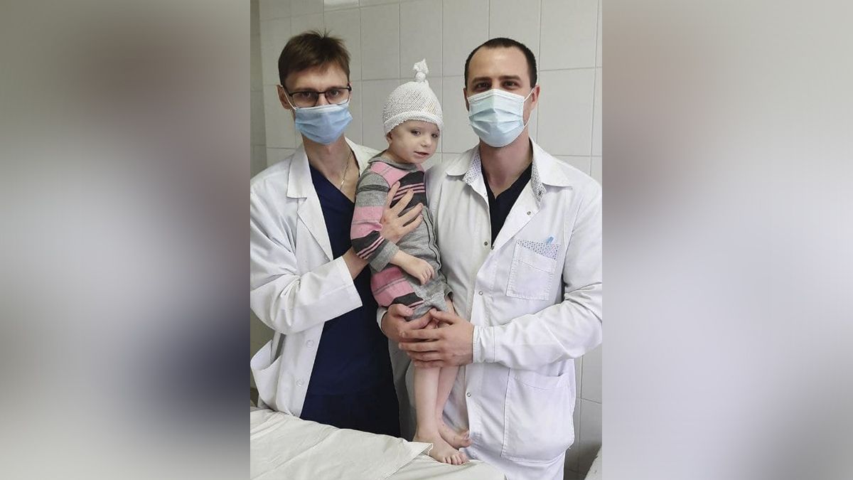 В Днепре девочке, которая выпала из окна третьего этажа, установили титановый имплантат в череп