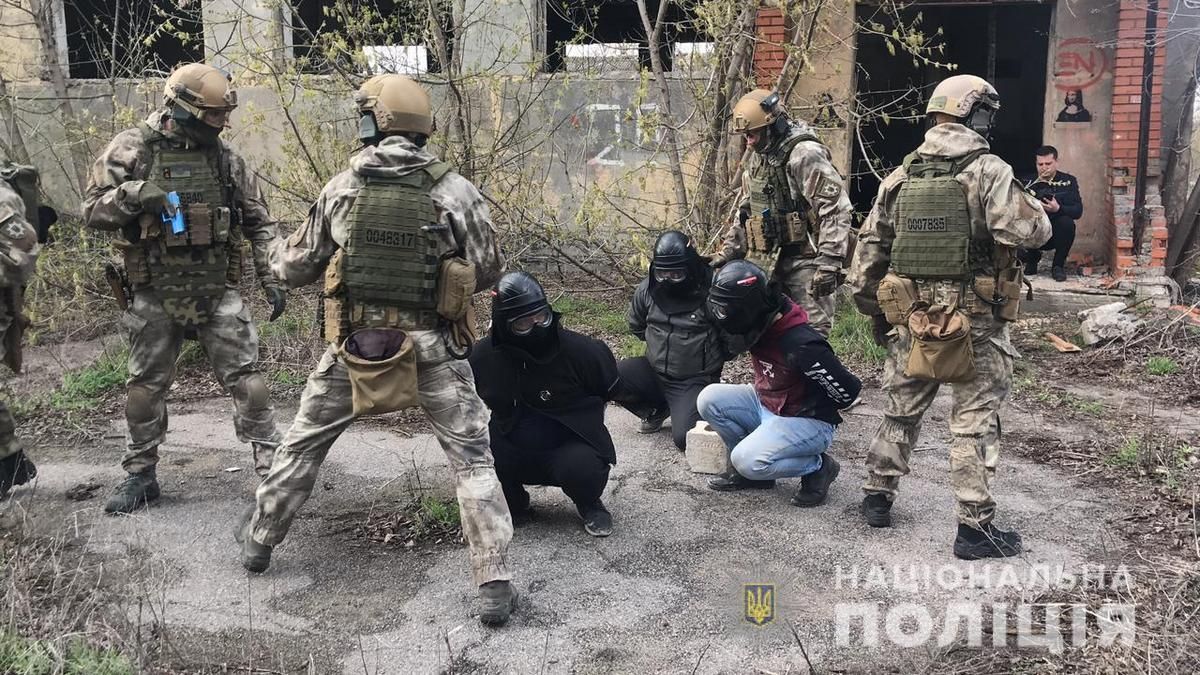 Похищение денег, захват заложника и штурм здания: что происходило в Днепре и области