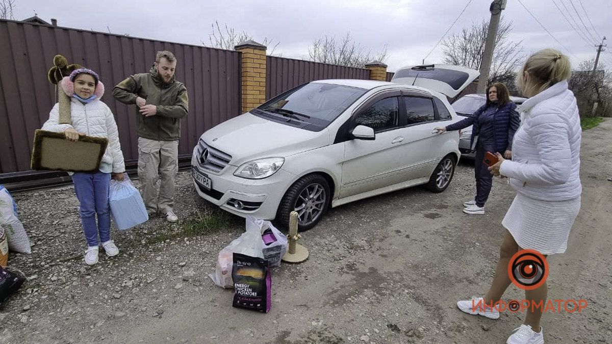 В Днепре юная художница собрала 9 тысяч гривен для приюта: что приобрели