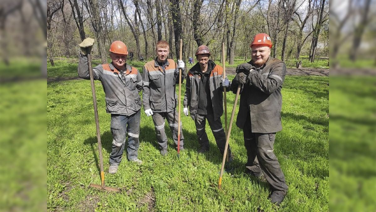 Сотрудники ДМЗ вместе с горожанами привели в порядок сквер Металлургов