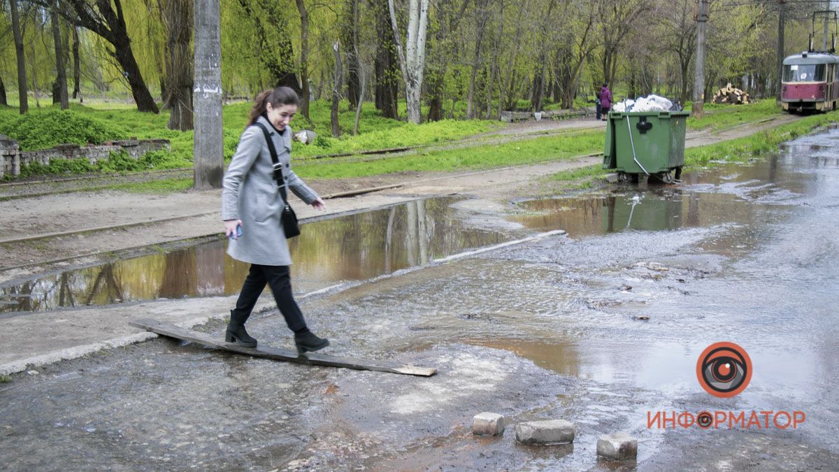 В Днепре на Бажова прорвало трубу: затопило всю улицу