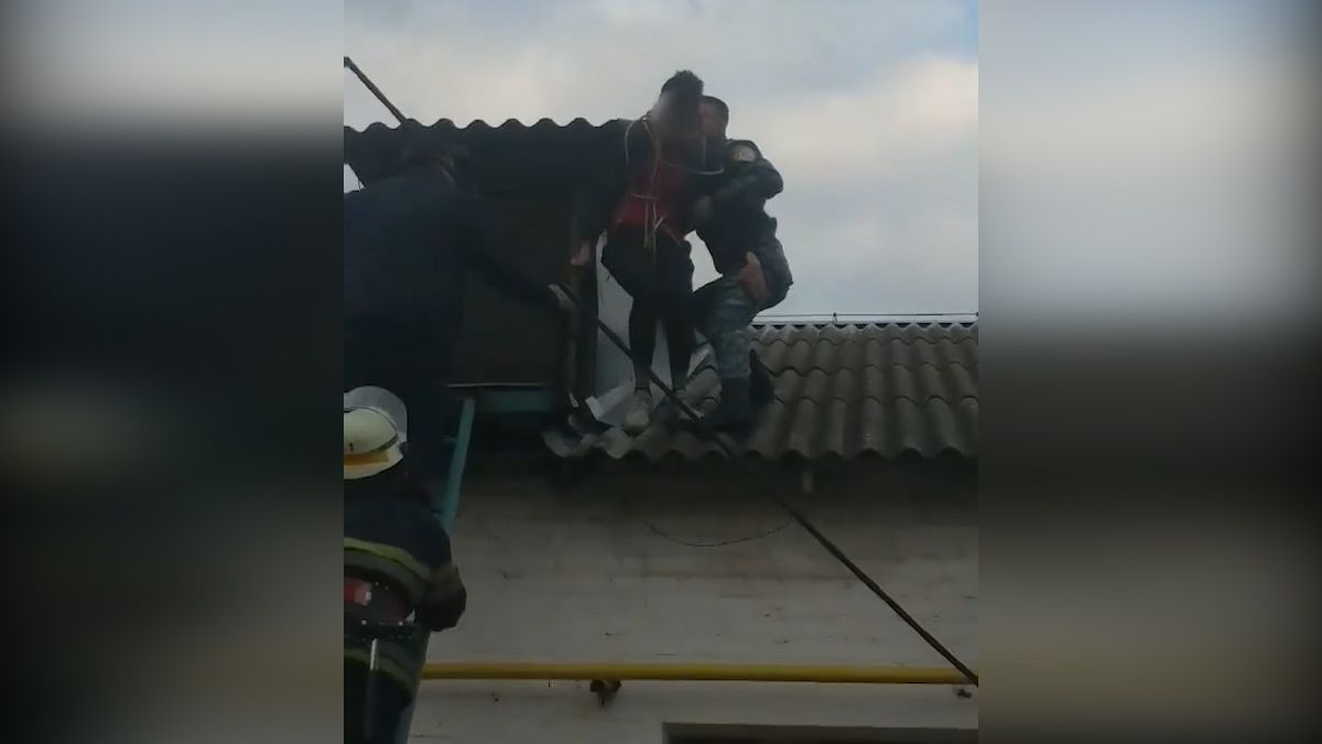 В Новомосковске парень собирался покончить с собой на крыше школы