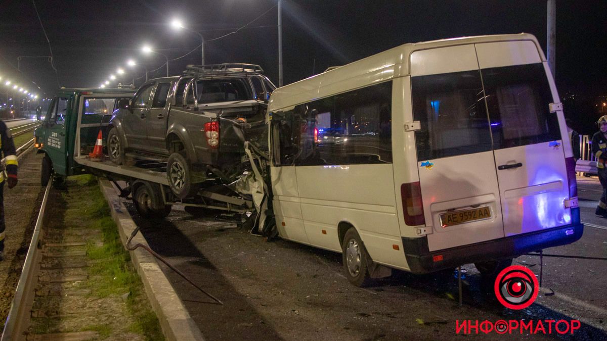 В Днепре на Кайдакском мосту маршрутка влетела в эвакуатор: поиск свидетелей