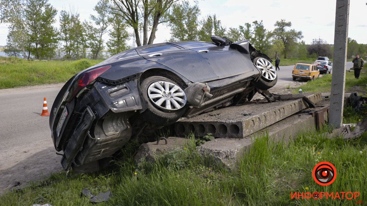 В Днепре на улице Далекой пьяный водитель на Hyundai вылетел на обочину, столкнулся с Lada и чуть не перевернулся