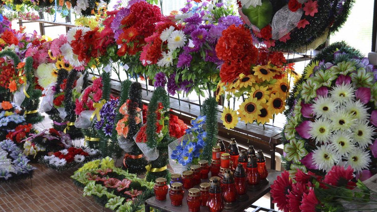 В Днепре убирают городские кладбища и напоминают о вреде пластиковых цветов