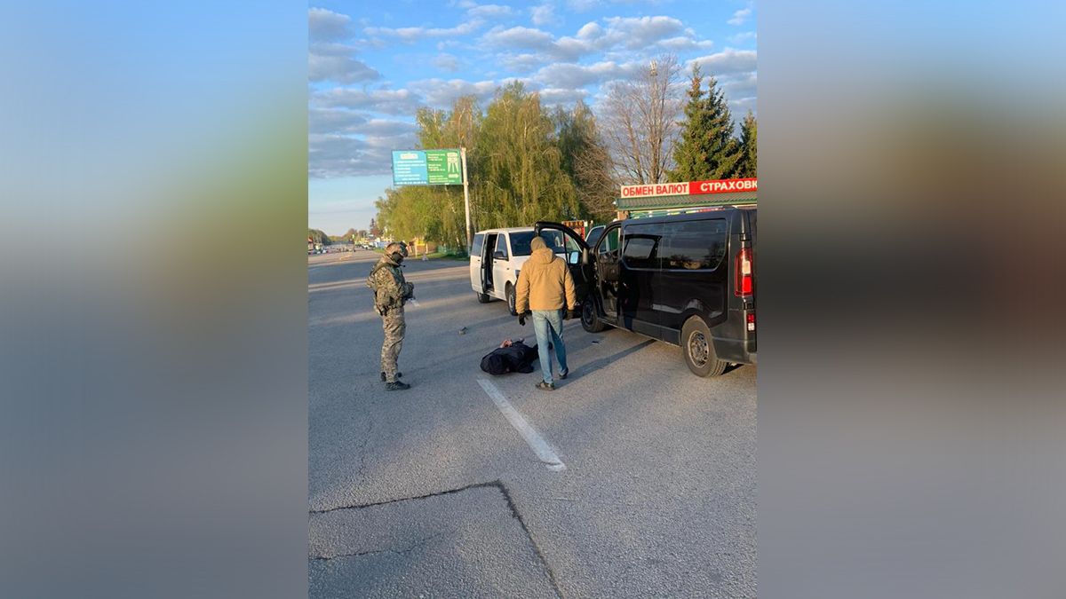 Группа перевозчиков нелегально возила людей на оккупированные территории и платила террористам