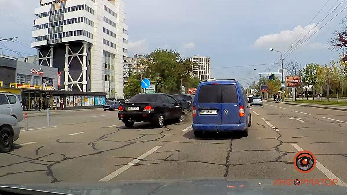 В Днепре на Набережной Победы столкнулись Mitsubishi и Kia: видео момента аварии