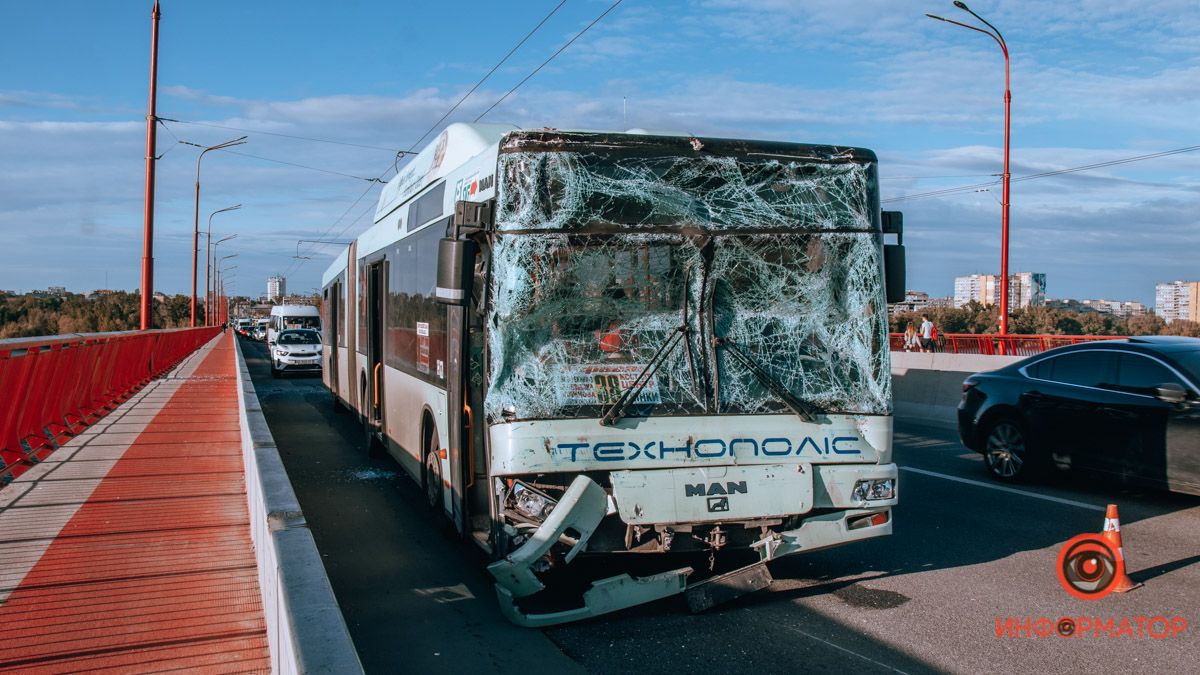 В Днепре на Новом мосту столкнулись ВАЗ и 2 автобуса: 3 человек забрала скорая, образовалась пробка