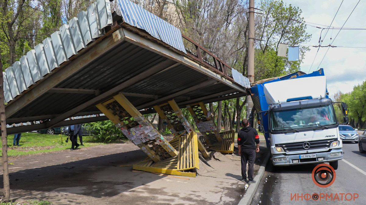 В Днепре на проспекте Богдана Хмельницкого грузовик снес остановку