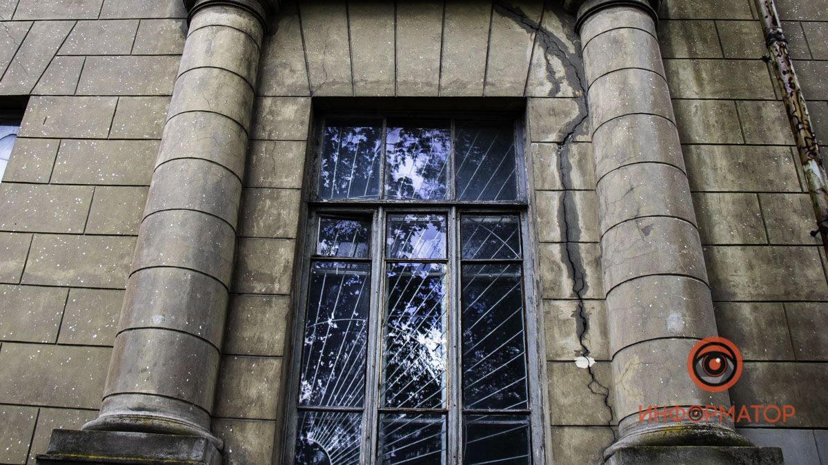 В Днепре здание главного корпуса ДИИТа покрывается большими трещинами