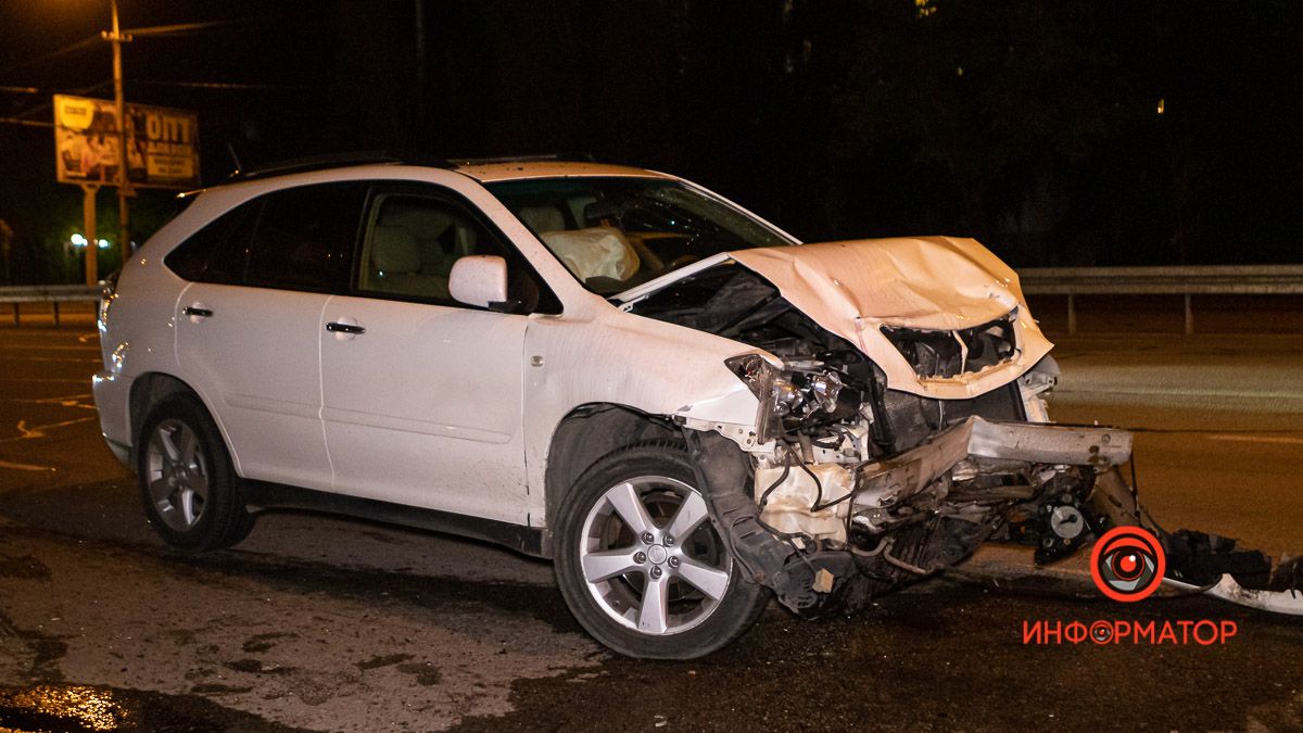 В Днепре на Набережной Победы столкнулись Lexus и Audi: пострадала женщина