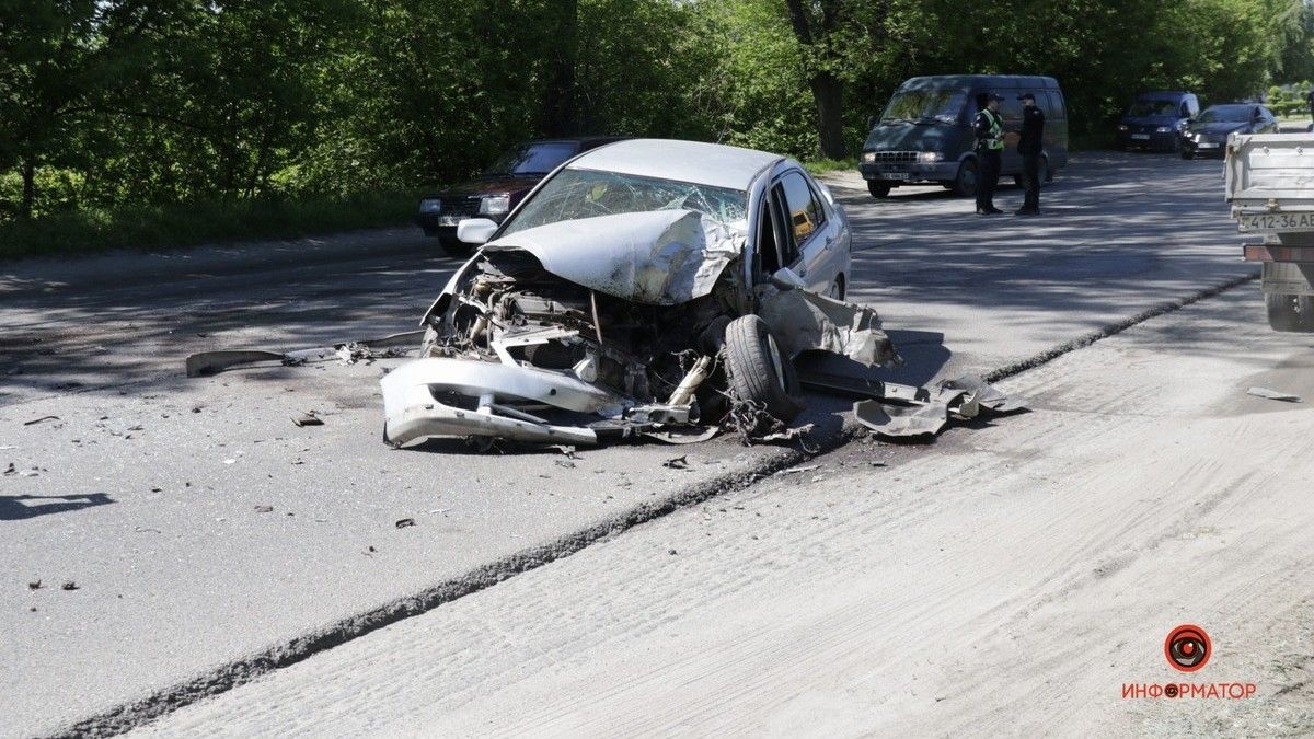 В Днепре на Святогорской Mitsubishi врезался в фуру: пострадавшего увезла скорая